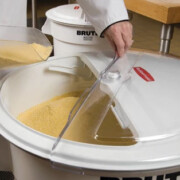 Rubbermaid Round Brute 76L Prosave -liukukansi - Image 2
